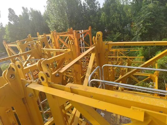 QTZ200 7015 เครื่องยกหอคอยมือสอง 10 ตัน ความจุสูงสุด 65m Jib และ L68 Mast