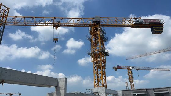 7025 12 ตัน QTZ250 เครนหอคอยมือสองด้วย 70m Jib และ L68 Mast ผลิตในปี 2021